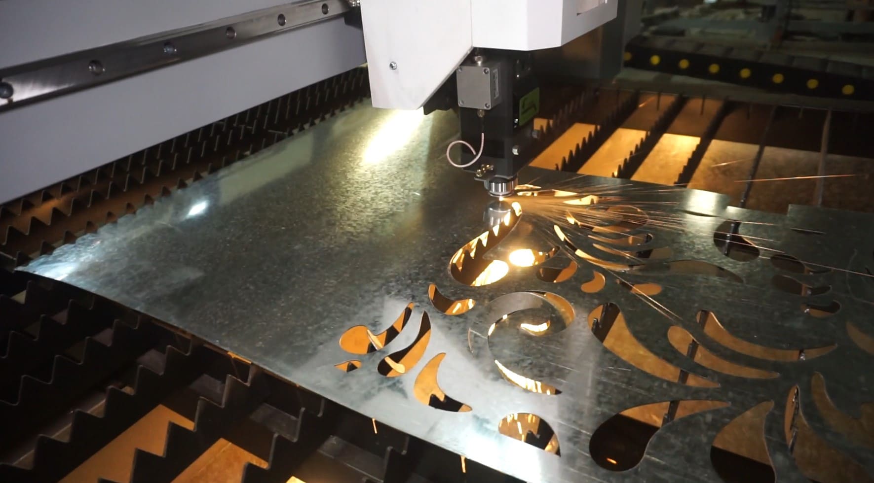 Mesin Laser Cutting Plat Besi